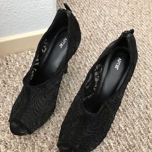 Apt 9 black heels with back zipper!